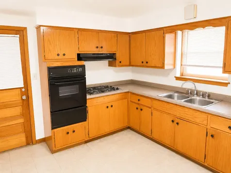7562 Waukegan Road Niles IL 60714