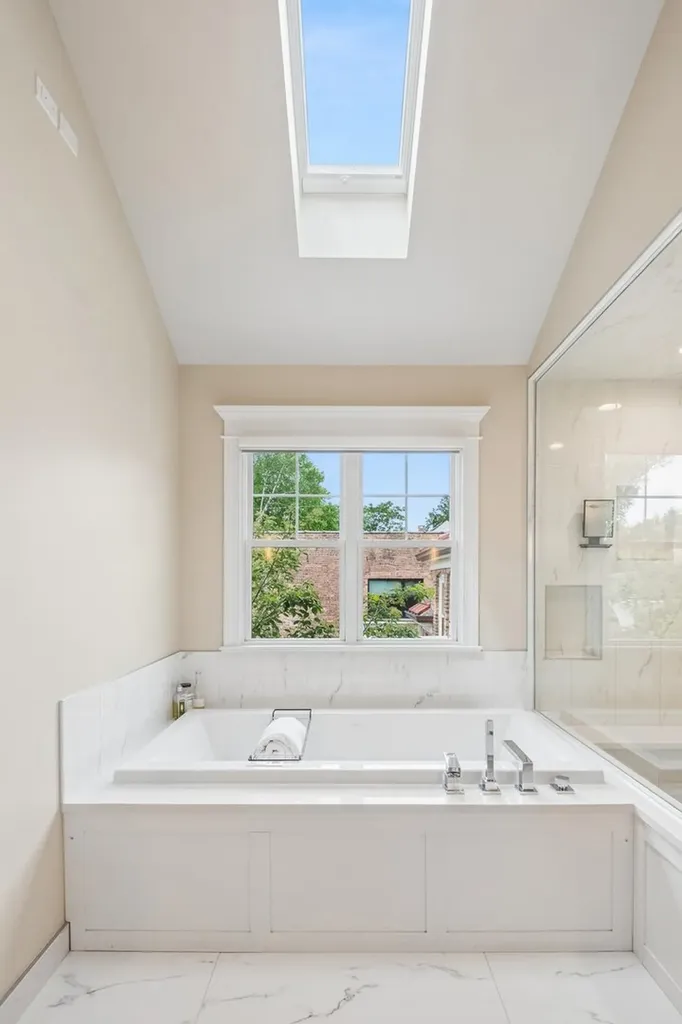2109 West Sunnyside Avenue Chicago IL 60625