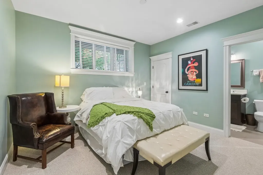 2109 West Sunnyside Avenue Chicago IL 60625