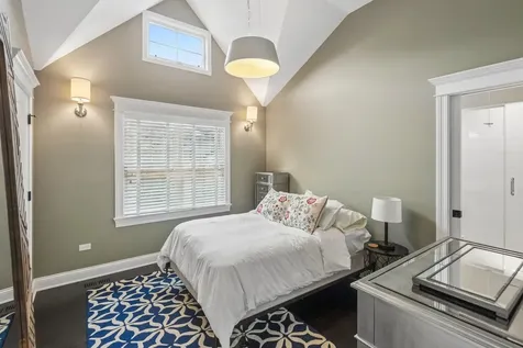 2109 West Sunnyside Avenue Chicago IL 60625