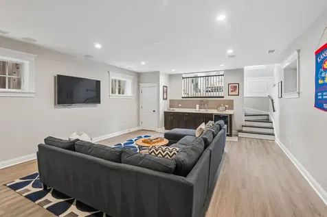 2109 West Sunnyside Avenue Chicago IL 60625