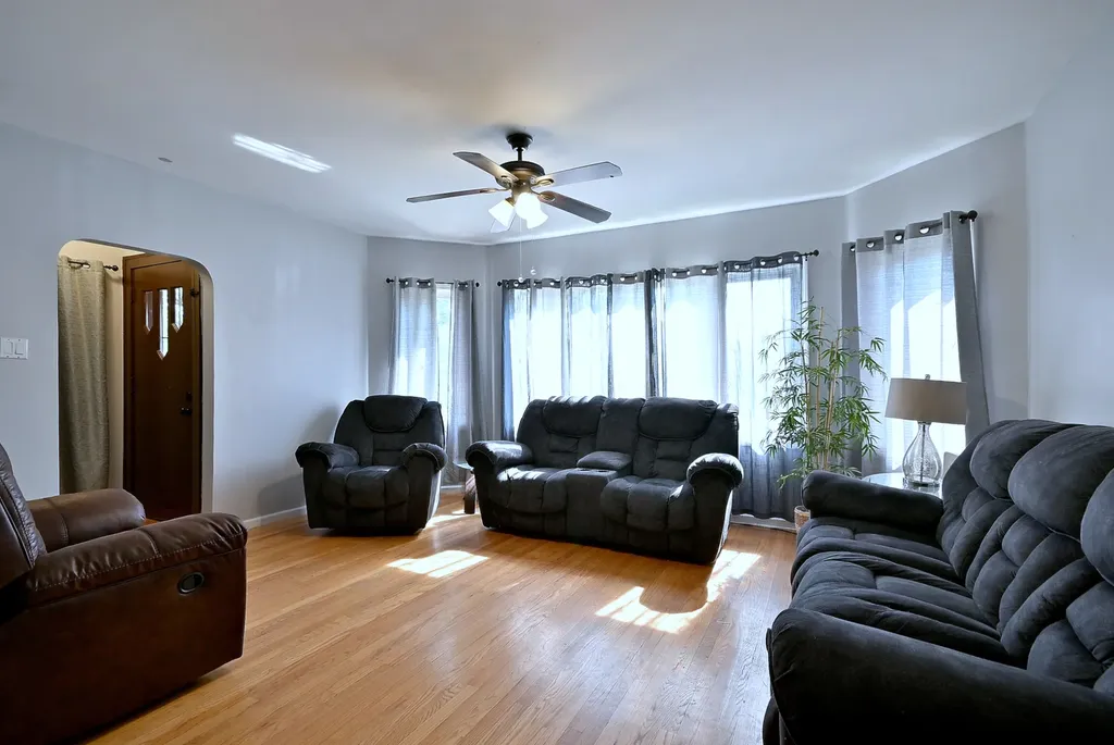 2924 North Linder Avenue Chicago IL 60641