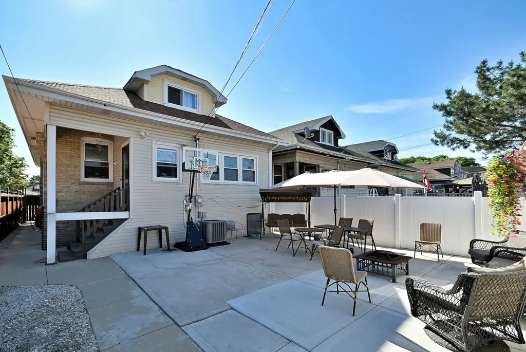 2924 North Linder Avenue Chicago IL 60641