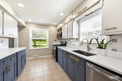 125 West Adams Street Villa Park IL 60181