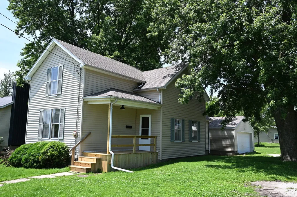 302 South Summit Street El Paso IL 61738