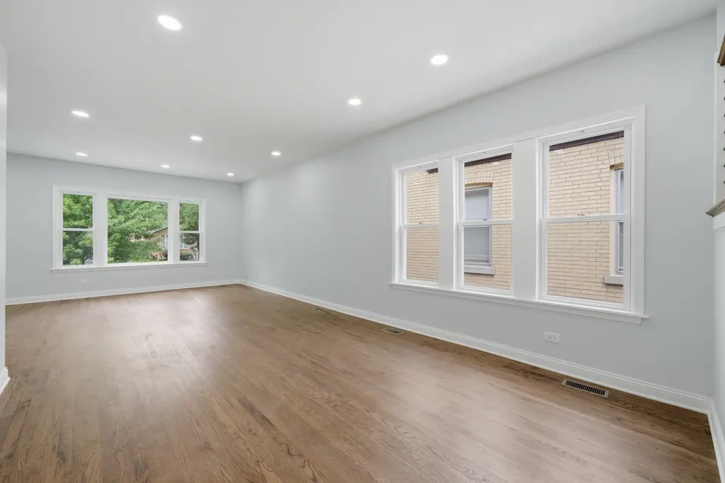 10021 South Oakley Avenue Chicago IL 60643