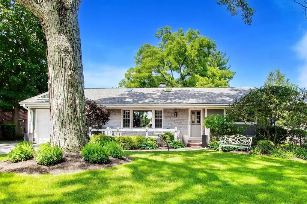 1884 Penfold Place Northbrook IL 60062