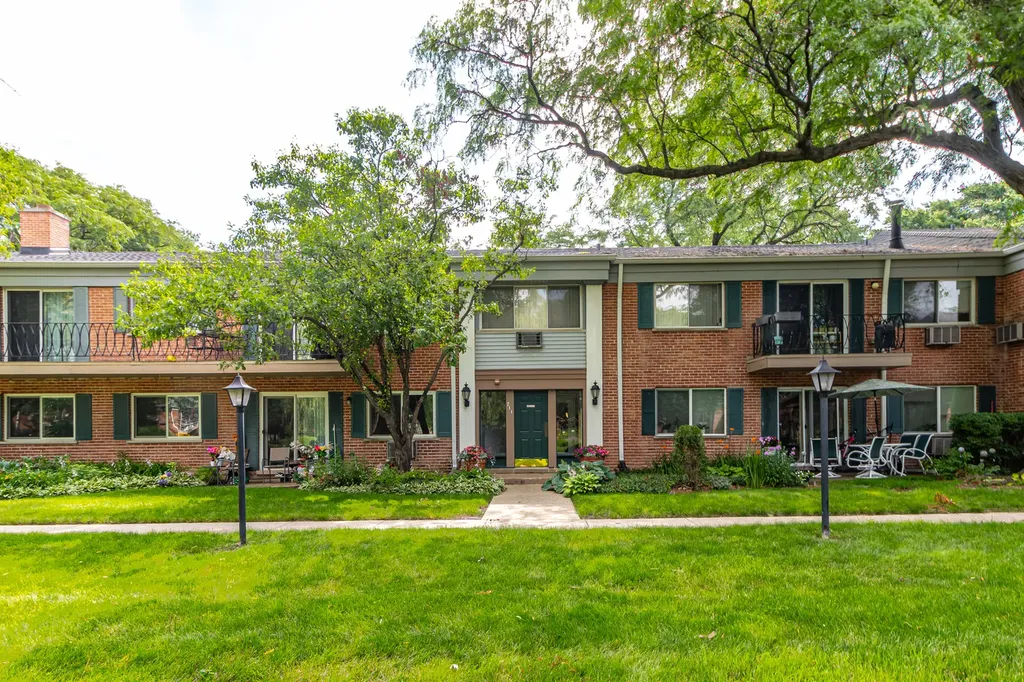 711 East Falcon Drive Arlington Heights IL 60005