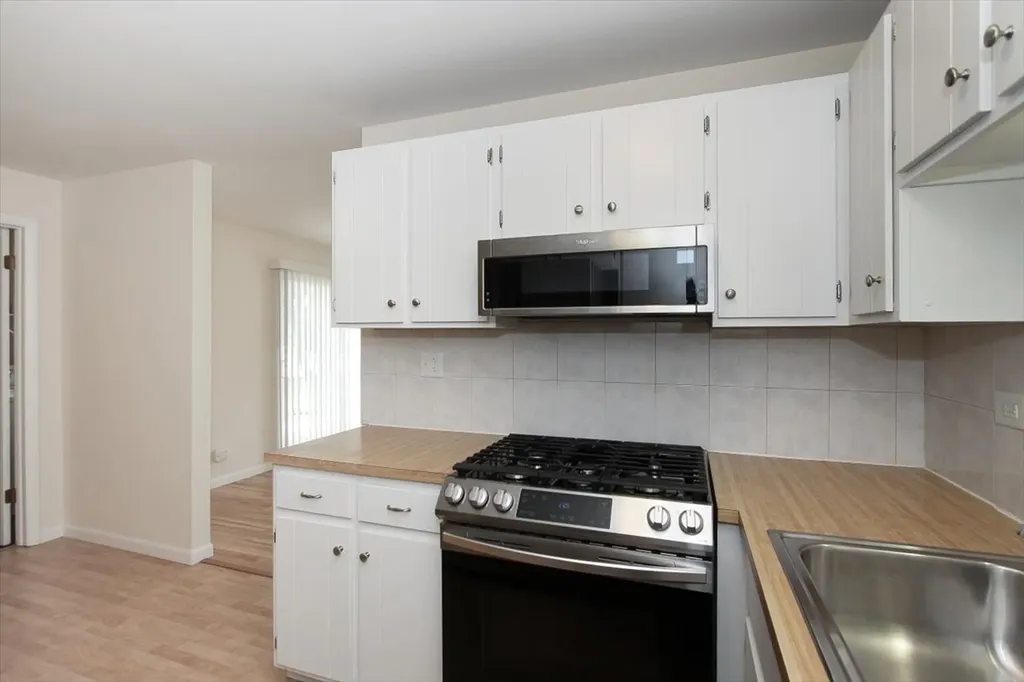 1010 Glastonbury Lane Schaumburg IL 60193
