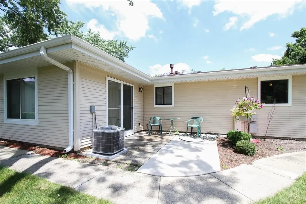 1010 Glastonbury Lane Schaumburg IL 60193