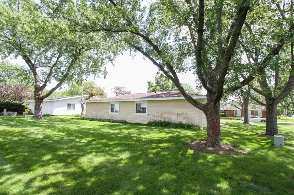 1010 Glastonbury Lane Schaumburg IL 60193