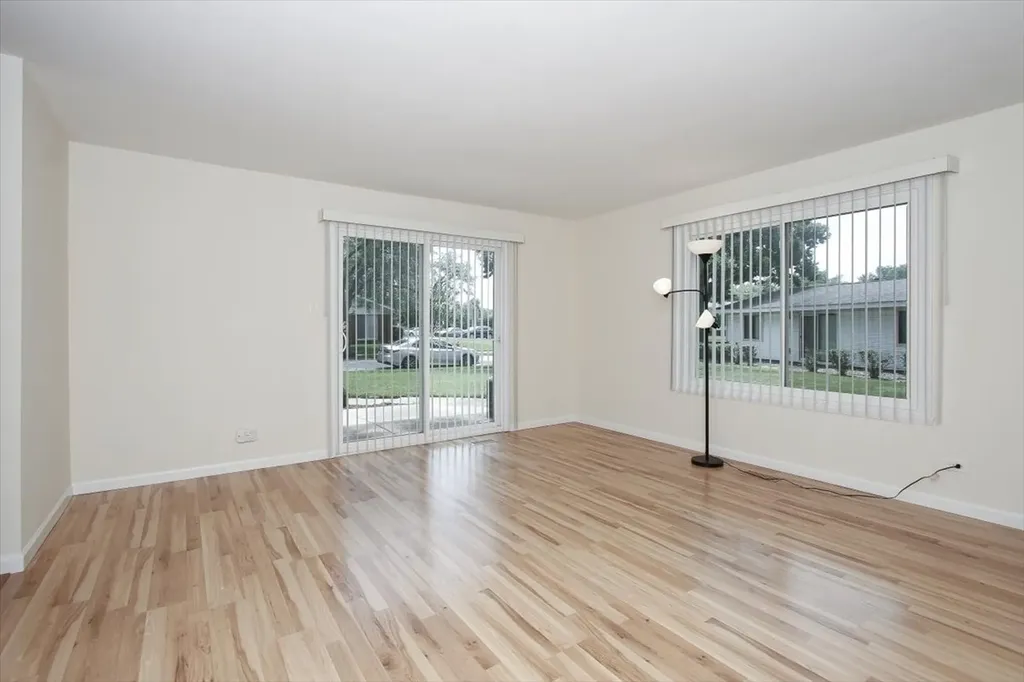 1010 Glastonbury Lane Schaumburg IL 60193