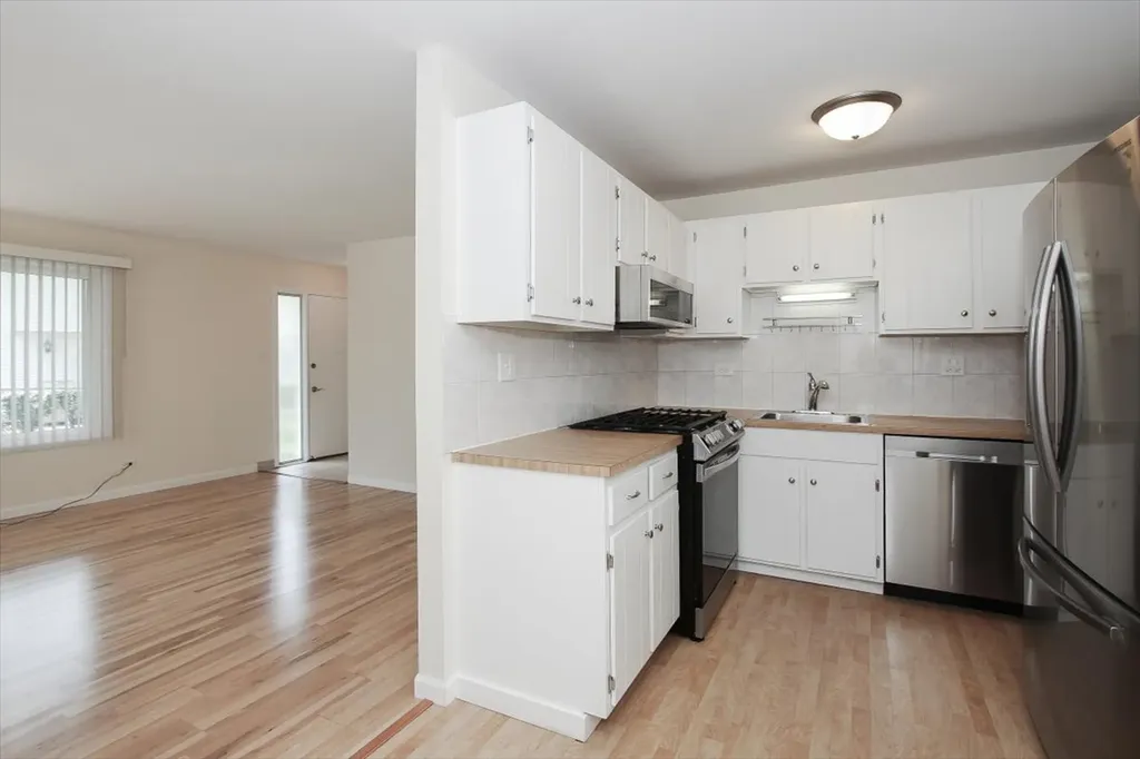 1010 Glastonbury Lane Schaumburg IL 60193