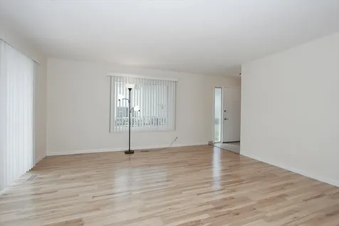 1010 Glastonbury Lane Schaumburg IL 60193