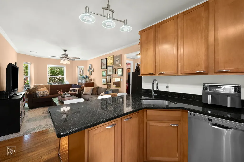 6305 North Richmond Street Chicago IL 60659