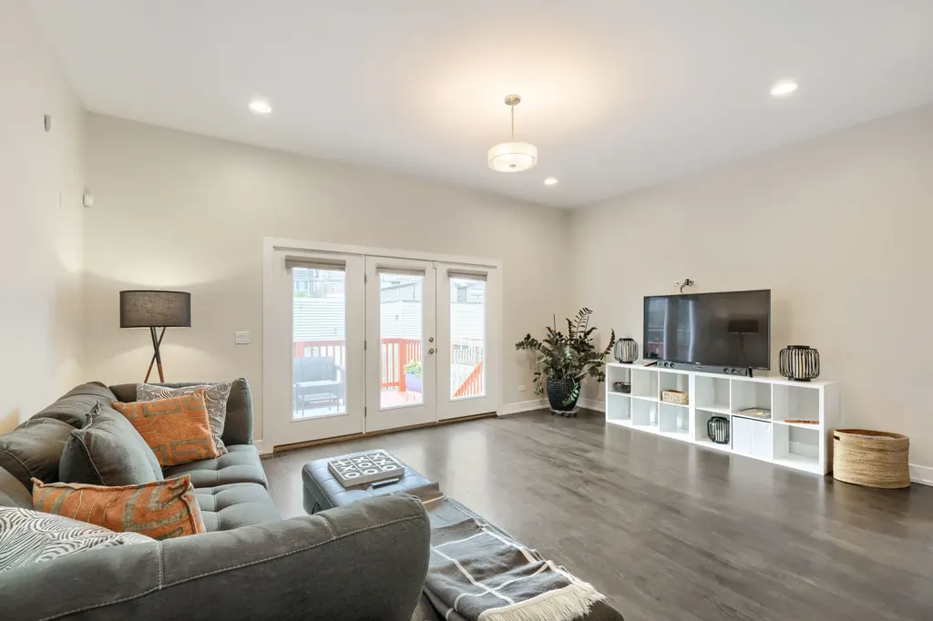 4814 South Champlain Avenue Chicago IL 60615