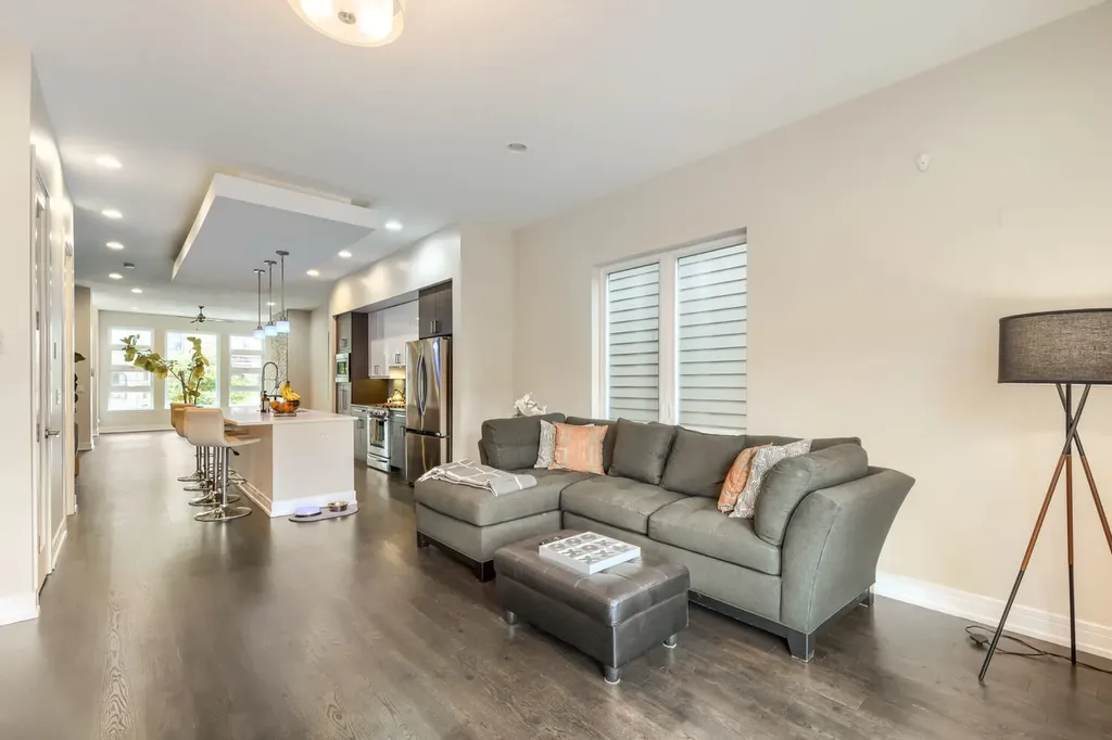 4814 South Champlain Avenue Chicago IL 60615