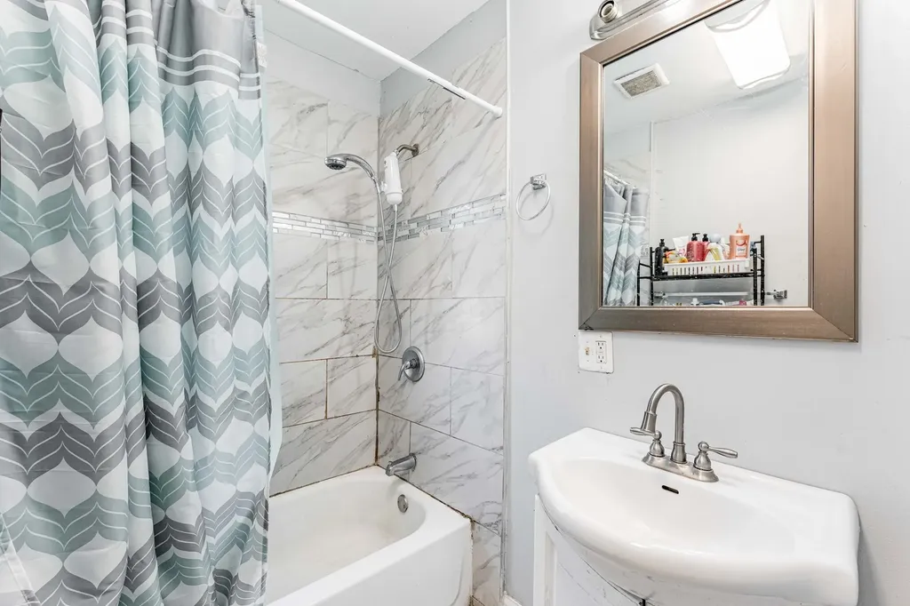 7549 South Saint Lawrence Avenue Chicago IL 60619