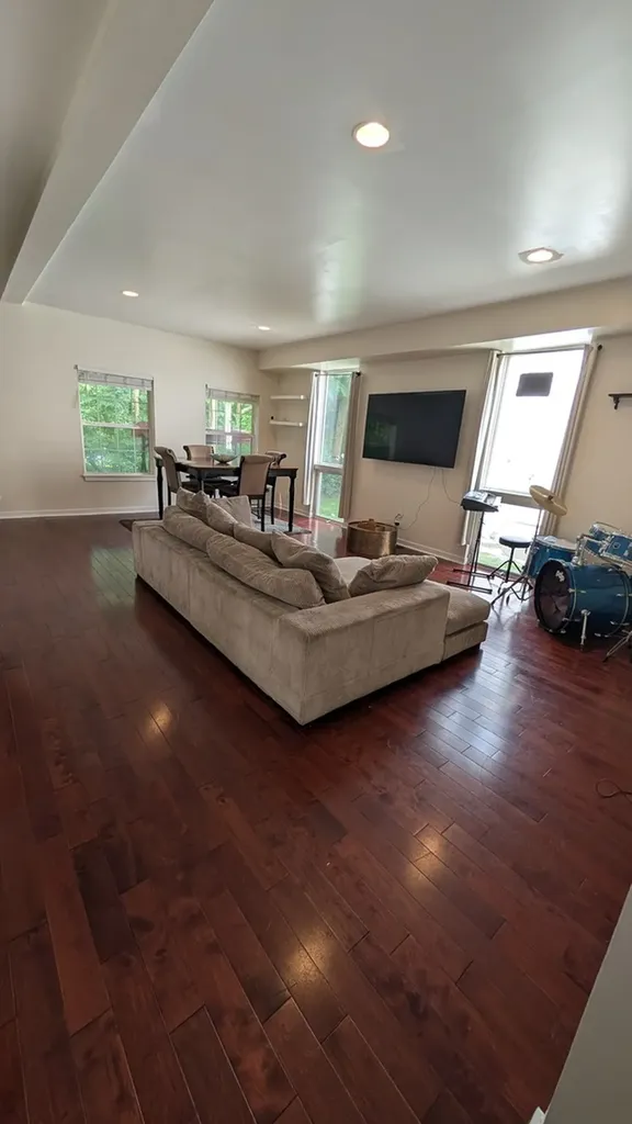 1133 East 83rd 185 Street Chicago IL 60619