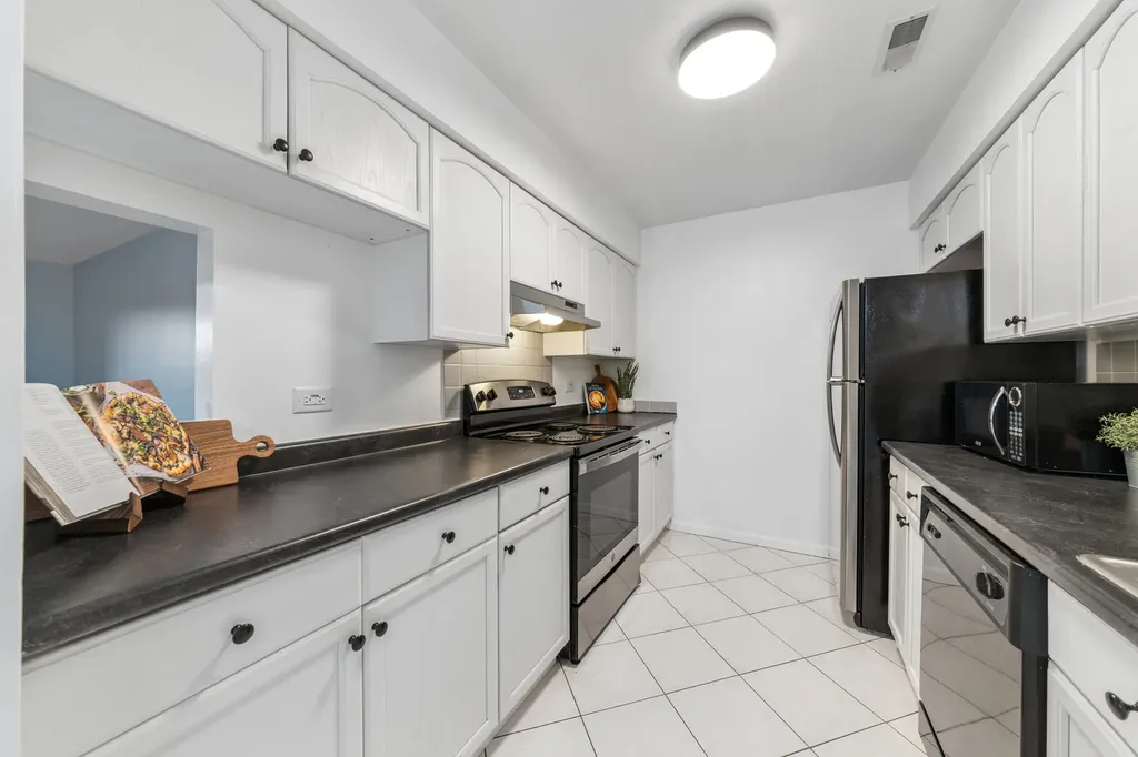 1424 Stonebridge Circle Wheaton IL 60189