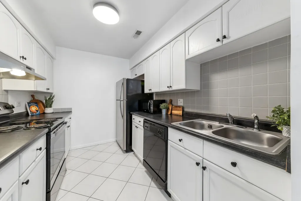 1424 Stonebridge Circle Wheaton IL 60189
