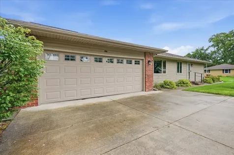 404 Clayton Drive Watseka IL 60970