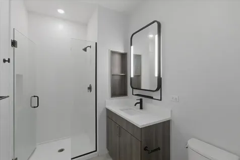 948 West Sunnyside Avenue Chicago IL 60640