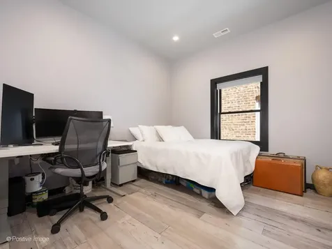 5746 North Washtenaw Avenue Chicago IL 60659