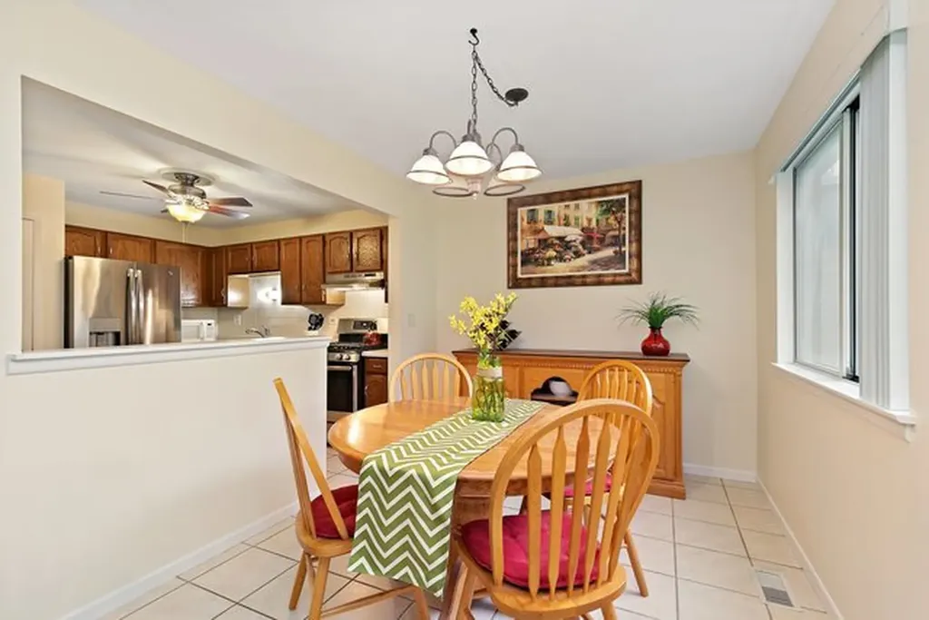 201 Maplebrook Court Schaumburg IL 60194