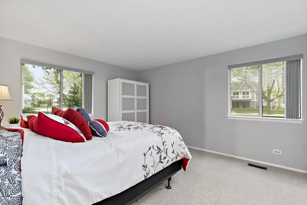201 Maplebrook Court Schaumburg IL 60194