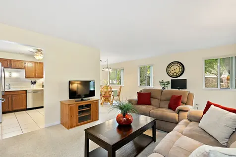 201 Maplebrook Court Schaumburg IL 60194