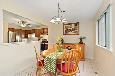 201 Maplebrook Court Schaumburg IL 60194