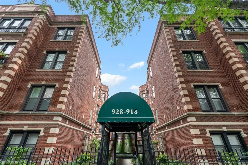 926 West Ainslie Street Chicago IL 60640