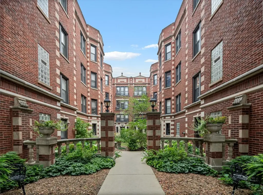 926 West Ainslie Street Chicago IL 60640