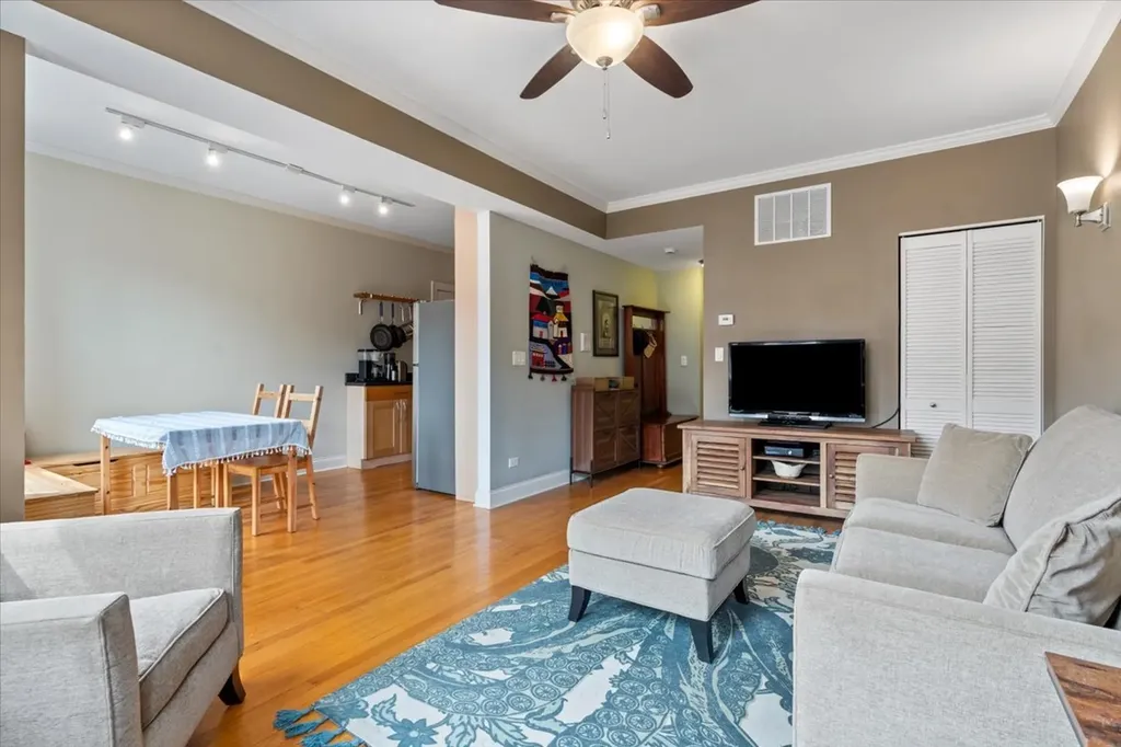 926 West Ainslie Street Chicago IL 60640
