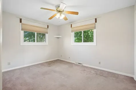 8512 Ridgewood Road Rock Island IL 61201