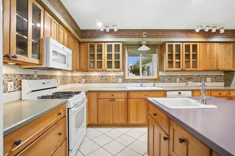 8512 Ridgewood Road Rock Island IL 61201