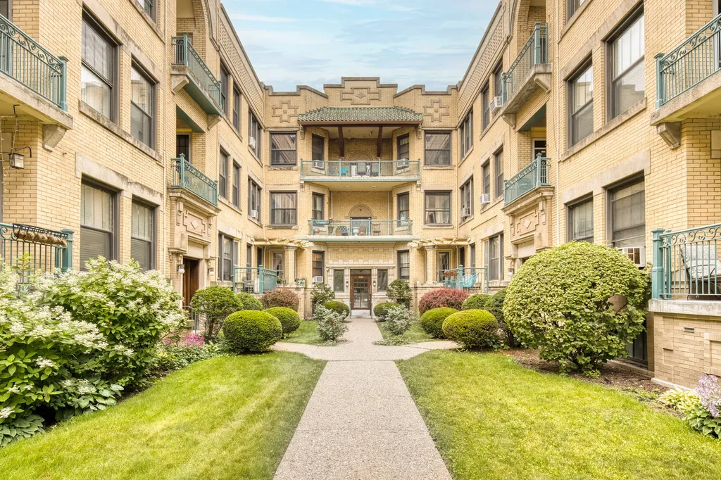 5522 South Cornell Avenue Chicago IL 60637