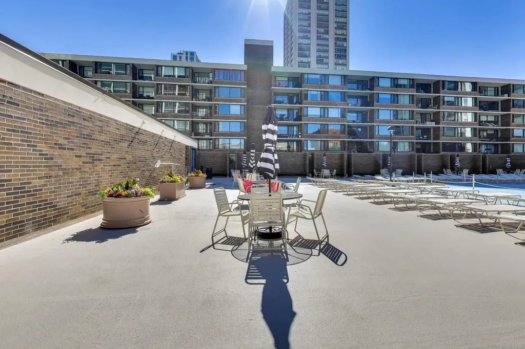 1555 North Sandburg Terrace Chicago IL 60610