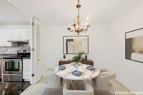 1555 North Sandburg Terrace Chicago IL 60610