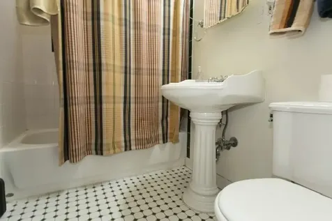 1927 West Schiller Street Chicago IL 60622