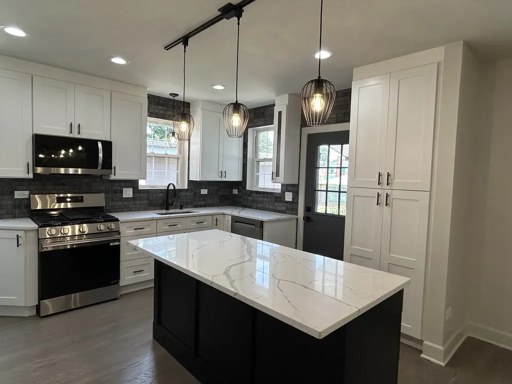 8405 South Indiana Avenue Chicago IL 60619