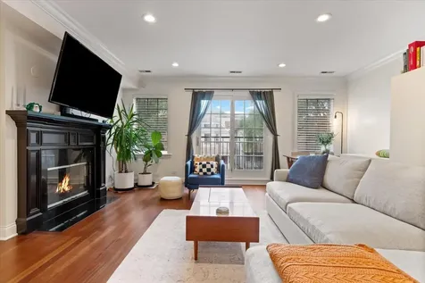 3723 North Wilton Avenue Chicago IL 60613