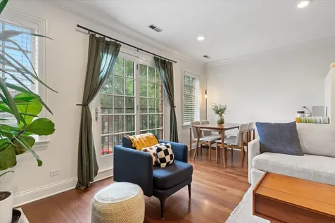 3723 North Wilton Avenue Chicago IL 60613