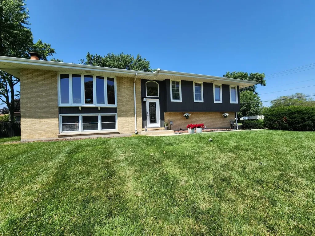 560 Lincoln Street Roselle IL 60172