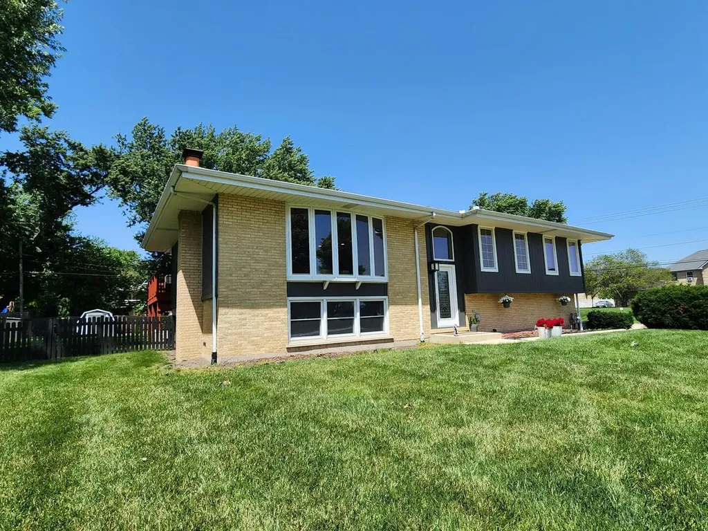 560 Lincoln Street Roselle IL 60172