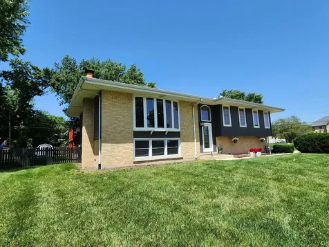 560 Lincoln Street Roselle IL 60172