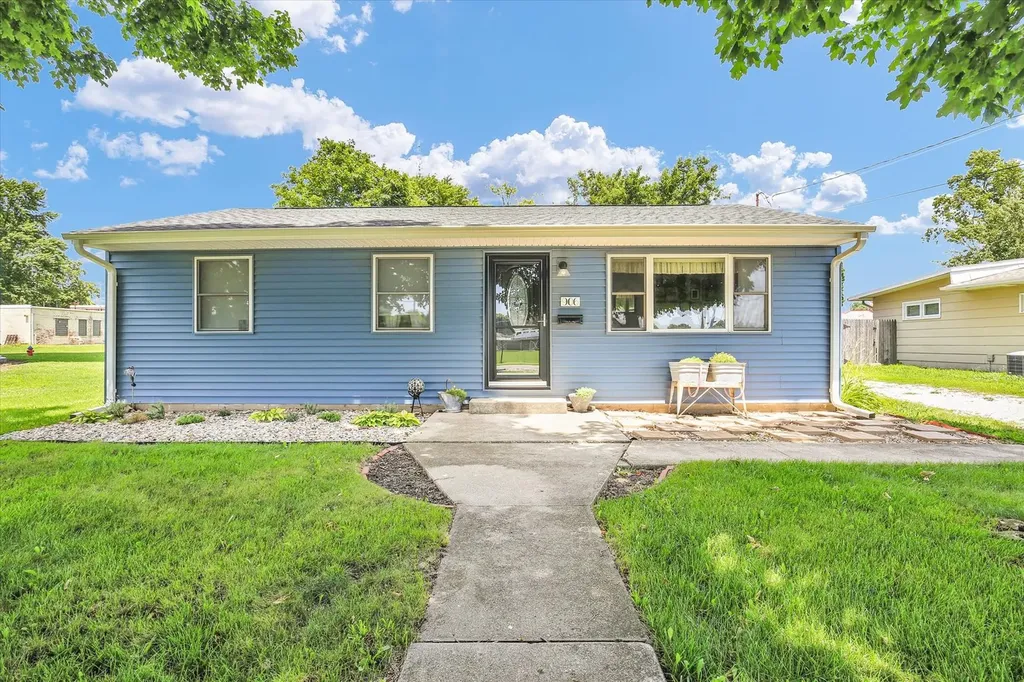 906 East Daggy Street Tuscola IL 61953