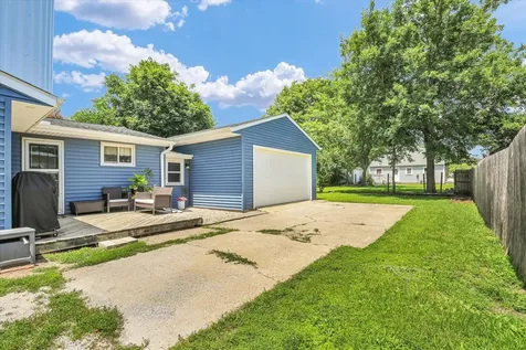 906 East Daggy Street Tuscola IL 61953