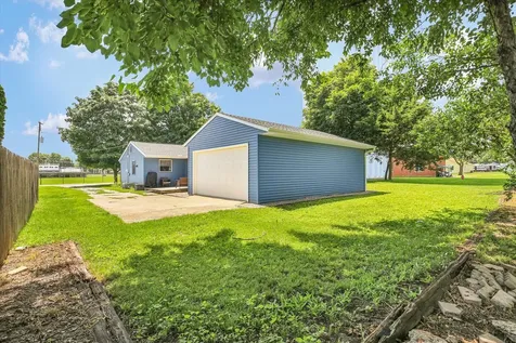 906 East Daggy Street Tuscola IL 61953